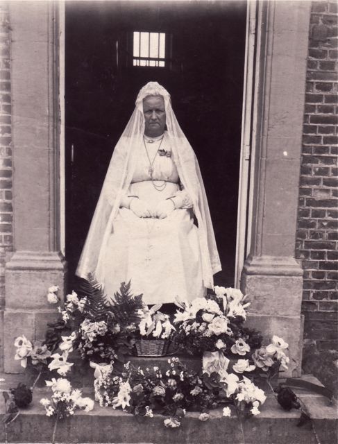 Een halve dag stilzitten om een Maria uit te beelden had achteraf toch voor wat medische kwaaltjes gezorgd.